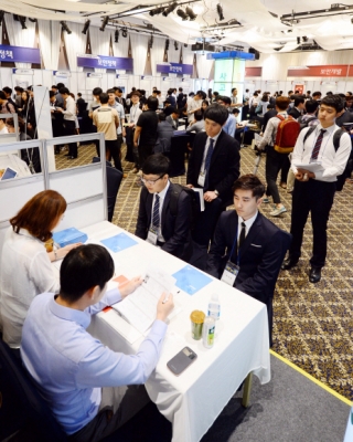[포토] 취업의 좁은 문 뚫을 수 있을까…채용 박람회 ‘북적’