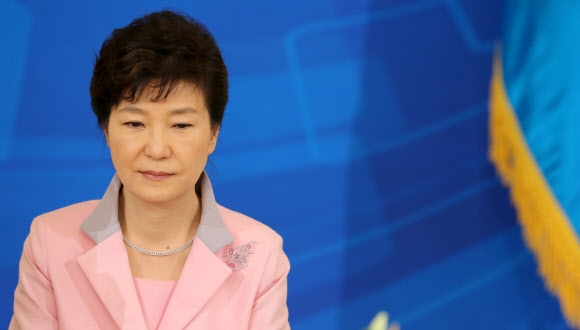박근혜 대통령이 8일 청와대에서 열린 전국 시장·군수·구청장과의 오찬에서 생각에 잠겨 있다.  연합뉴스