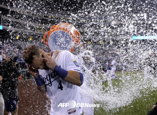 [포토] ‘캔자스시티 로열스’ 알렉스 고든, 승리 뒤 시원한 물세례
