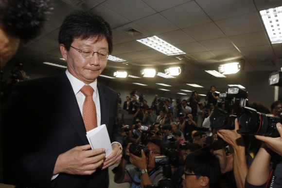 유승민 새누리당 원내대표가 8일 오후 국회 정론관에서 사퇴 기자회견을 마친 뒤 떠나고 있다.  정연호 tpgod@seoul.co.kr
