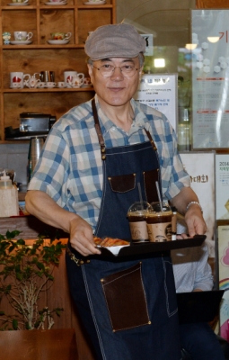 [포토] ‘저 웨이터 어디서 많이 본 듯한데?’