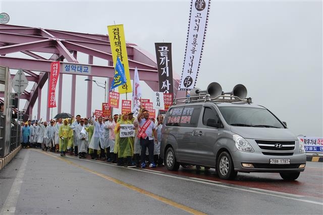 동해안 어업인 600여명이 지난 8일 강원 속초시 수협 앞 광장에서 어선 검사기관과 갈등을 빚다 자살한 어민 김모씨 사건의 진상 규명과 함께 어선 검사제도 개선을 요구하는 집회를 열고 시가행진을 벌이고 있다.  수협중앙회 제공