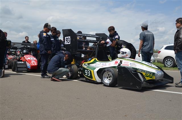 동아리 ‘코라’ 학생들이 지난 5월 미국 미시간에서 열린 포뮬러 국제자동차공학회 대회 경주 도중 타이어를 교체하고 있다.