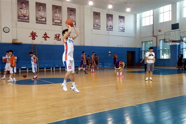 전자랜드 박진수가 9일 전지훈련 장소인 중국 랴오닝성 선양시 랴오닝체육관에서 점프슛 연습을 하고 있다.