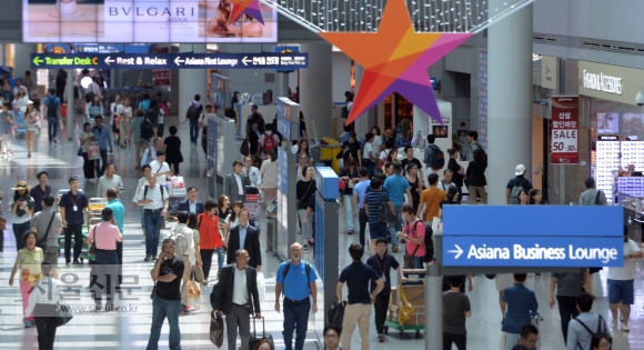 도심면세점 발표일인 10일 인천국제공항 면세점에서 출국객들이 물건을 고르고 있다. 2015.7.10 박지환 popocar@seoul.co.kr