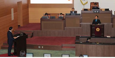 김동승 서울시의원(사진 오른쪽)이 9일 정례회 시정질문에서 박원순 서울시장을 상대로 질문하고 있다.  사진 서울시의회 제공.