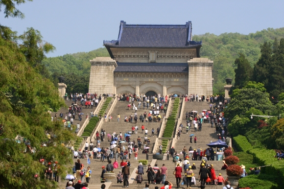 중국의 국부로 존경받는 쑨원이 묻혀 있는 중산릉. 392개 계단은 조성당시 중국 인구 3억9200만명을 상징한다. 문화미디어랩제공