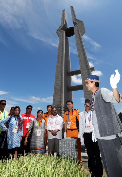 광주 하계유니버시아드에 참가한 네팔 선수단 임원들이 10일 오후 광주 국립5·18민주묘지를 방문해 참배하고 있다. 광주 연합뉴스
