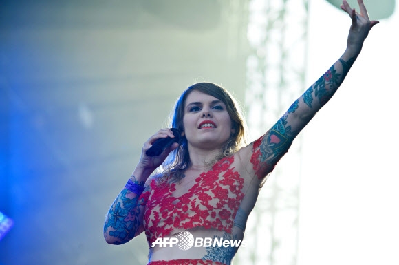 캐나다 뮤지션 Coeur de Pirate가 라로셸(La Rochelle)에서 열린 프랑스 음악 축제서 공연을 하고 있다. ⓒ AFPBBNews=News1