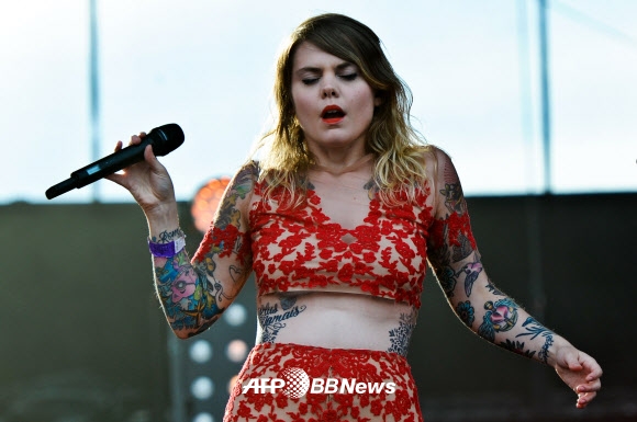 캐나다 뮤지션 Coeur de Pirate가 라로셸(La Rochelle)에서 열린 프랑스 음악 축제서 공연을 하고 있다.   ⓒ AFPBBNews=News1