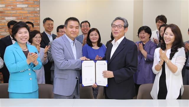 지난 10일 서초구청에서 잠원동 반포한양아파트 재건축과 경원중학교 관계자들이 공사를 둘러 싼 갈등을 대화와 타협으로 해결하고 협약식을 마치고 기념촬영을 하고 있다. 왼쪽부터 조은희 서초구청장, 공호성 반포한양아파트 재건축 조합장, 염동락 경원중 교장, 권태영 경원중 학부모대표.