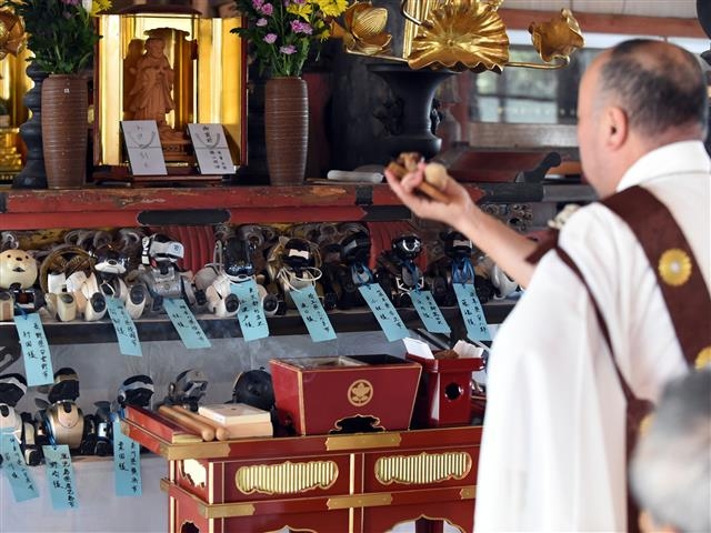 지난 2월 일본 지바현의 한 사찰에서 ‘아이보’ 19마리에 대한 장례식이 열리고 있다. 인디펜던트