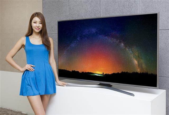 삼성전자가 이달 초 내놓은 200만원대의 50인치 ‘SUHD TV’를 홍보 모델이 소개하고 있다. 삼성전자 제공