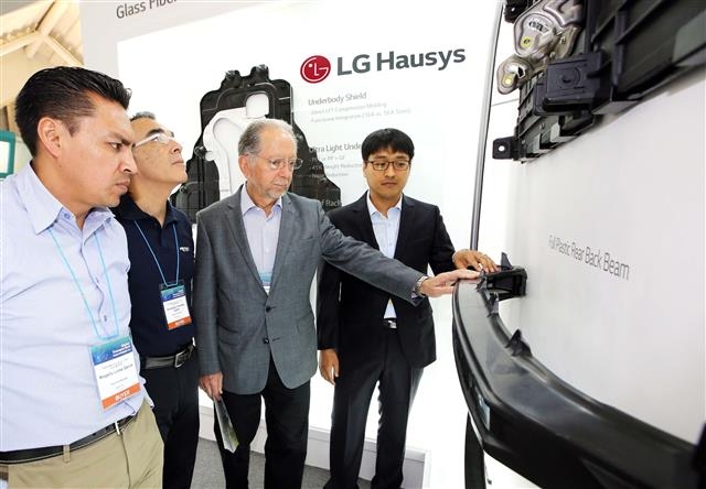 지난 6월 인천 송도에서 열린 2015 국제수송기계부품산업전(GTT)에서 글로벌 자동차업계 관계자가 LG하우시스의 자동차 경량화부품을 살펴보고 있다.  LG하우시스 제공
