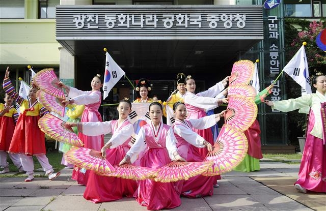 지난 15일 서울 광진구청 앞마당에서 광진구청소년합창단이 아비뇽 연극제 거리공연에 앞서 리허설을 하고 있다. 광진구 제공