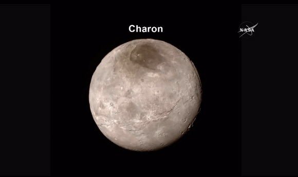 15일 뉴허라이즌스호가 명왕성 최근접점을 통과하면서 촬영한 명왕성의 위성인 카론의 모습. 미국은 최초로 왜소행성인 명왕성의 근접 촬영에 성공했다.  나사 제공