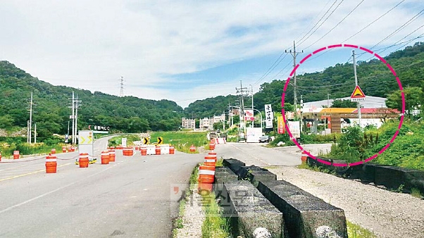 경기도 건설본부가 도로를 확장하면서 새 도로와 연결해 주지 않아 폐업 위기에 몰린 주유소(원 안).