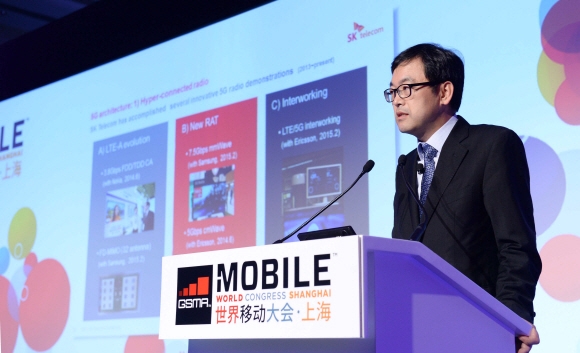 최진성 SK텔레콤 종합기술원장이 16일 중국 상하이 케리호텔에서 열린 ’MWC 상하이 2015 아시아 태평양 5G 리더십 컨퍼런스’에서 5G 기술개발 동향에 대해 발표하고 있다.  사진공동취재단