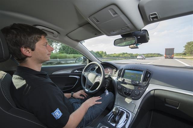 지난 3일 독일 린테에서 ZF의 엔지니어가 일반 도로 위 자율주행 기술을 선보이고 있다.  ZF제공