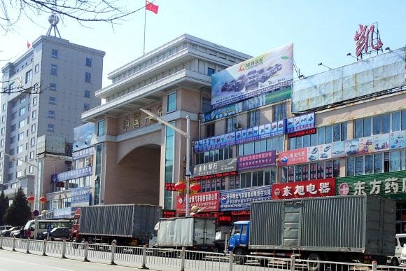 지난해 4월 중국 내 최대 대북 교역 거점인 랴오닝성 단둥 해관(세관) 앞 도로에 화물차들이 북한으로 건너가기 위해 줄지어 서 있는 모습. 서울신문 포토라이브러리