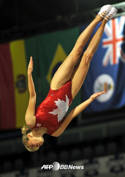 캐나다 체조선수 카렌 칵번이 캐나다 토론토에서 열린 ‘2015 팬 아메리칸 게임(the Pan American Games)’에서 여자 트램펄린 연기를 펼치고 있다. ⓒ AFPBBNews=News1