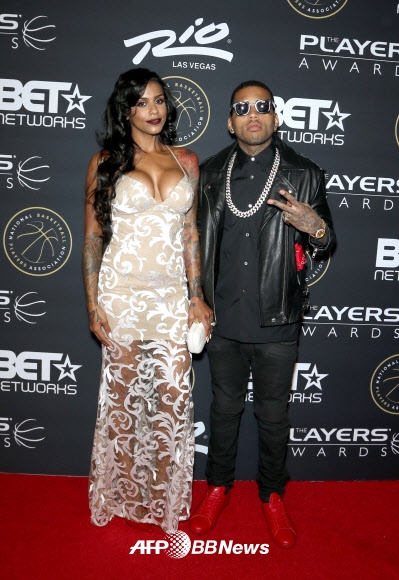 19일(현지시간) 미국 네바다주 라스베이거스의 리오 호텔&카지노에서 열린 ‘더 플레이어스 어워드(The Players’ Awards)’에 피트니스 모델 아시아 아잔테(왼쪽)와 랩퍼 키드 잉크가 참석해 포즈를 취하고 있다. ⓒ AFPBBNews=News1