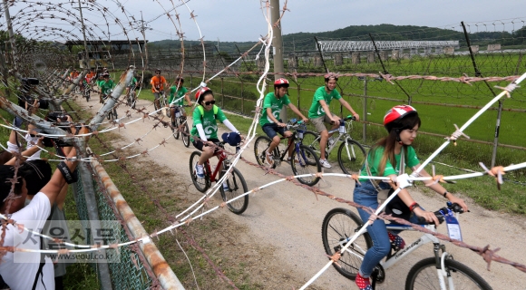 통일을 기원하며… 자전거 페달 ‘쌩쌩’
