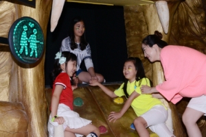 해치 입속에 빠진 아이들 “더위 몰라요”