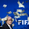 [포토] 블래터 FIFA회장 주위로 뿌려지는 돈다발