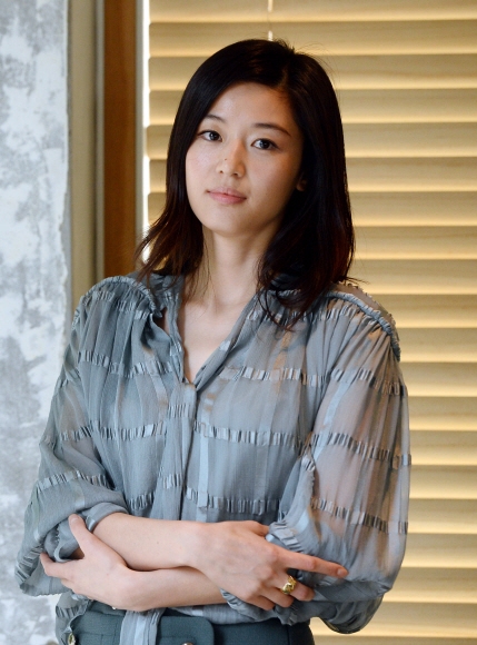 최근 출연하는 작품마다 흥행에 성공하며 제2의 전성기를 맞이한 전지현은 연기의 매력에 푹 빠져 있다. 그는 “연기할 때는 배가 고픈지 어디가 아픈지도 모르고 한다. 요즘은 연기에 집중을 한다는 자체가 즐겁고 재미있다”고 말했다. 박윤슬 기자seul@seoul.co.kr