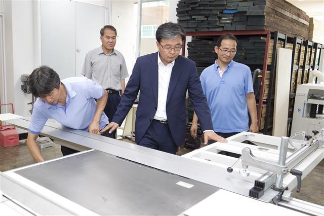 김우영(가운데) 은평구청장이 오는 28일 전국 처음으로 문을 열 은평공유센터를 방문, 시설을 점검하고 있다.  은평구 제공 