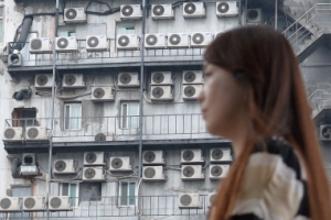 건물 뒤덮은 에어컨 실외기… 보기만 해도 덥네