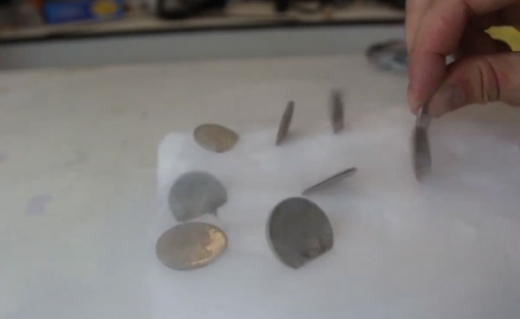 [한줄영상] 드라이아이스에 동전을 꽂으면?