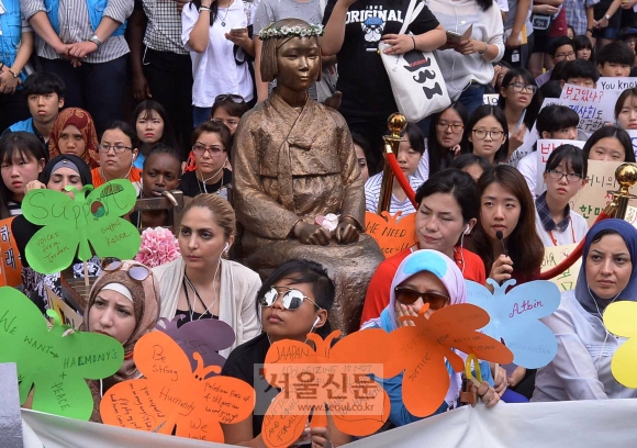 소녀상과 함께한 아시아·아프리카 NGO 활동가 25명 수요집회 참석