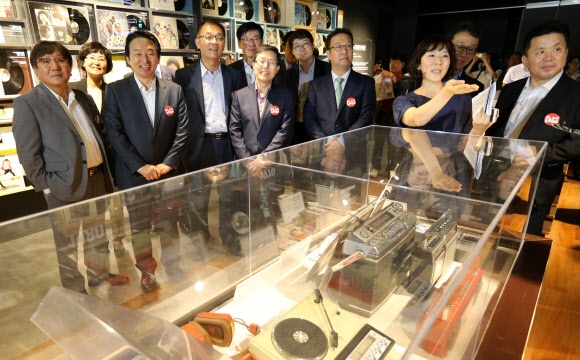 22일 오전 제주 서귀포시 중문관광단지에서 열린 케이팝 디지털 테마파크 ‘플레이 케이팝’ 개관식에 참석한 원희룡(왼쪽 세 번째) 제주지사 등이 전시장을 둘러보고 있다. 서귀포 연합뉴스