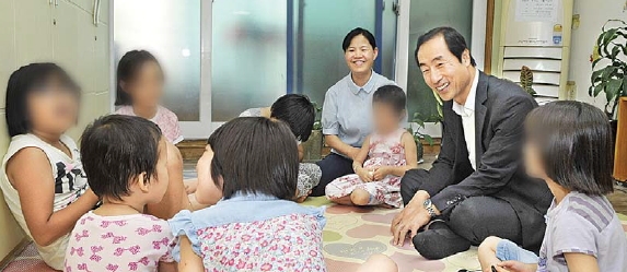 22일 서울 서대문구 홍제동에 있는 보육원 ‘송죽원’을 찾은 문석진 서대문구청장이 아이들과 웃으며 얘기를 나누고 있다.  서대문구청 제공