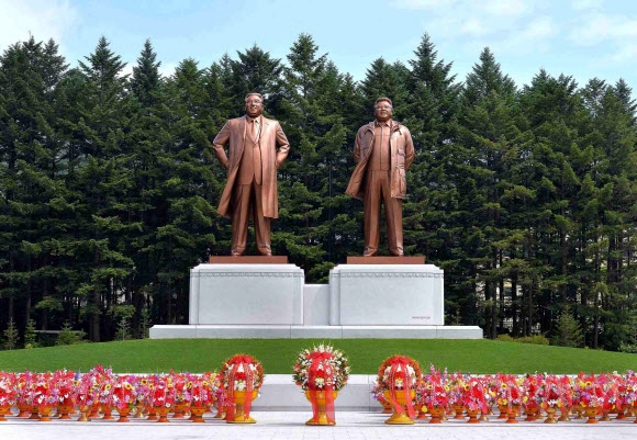 북한 조선중앙통신은 지난 22일 평안남도 평성시에서 김일성 주석과 김정일 국방위원장의 동상 제막식이 열렸다고 23일 보도했다.  연합뉴스