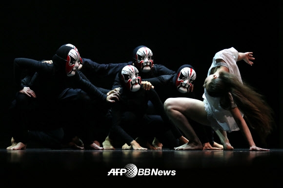 24일(현지시간) 스페인 부르고스의 테아트로 프린시팔에서 열린 ‘부르고스-뉴욕 국제 안무 콘테스트’에서 댄서들이 준비한 안무를 선보이고 있다. ⓒ AFPBBNews=News1