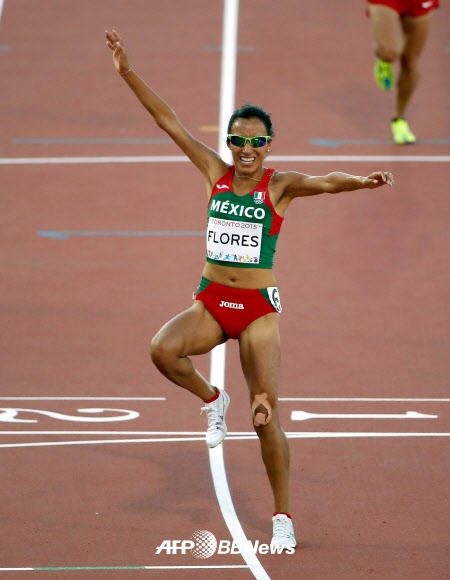 멕시코 육상 선수 브렌다 플로레스가 23일(현지시간) 캐나다 토론토에서 열린 ‘2015 팬 아메리칸 게임’ 여자 10000m 결승에서 우승한 뒤 기뻐하고 있다. ⓒ AFPBBNews=News1