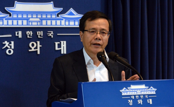 24일 조신 미래전략수석이 청와대 브리핑룸에서 창조경제추진상황을 설명하고있다.  안주영 기자 jya@seoul.co.kr