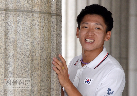 광주유니버시아드대회에서 남자 육상 100m 한국 신기록(10초16)을 세운 김국영이 지난 23일 서울 영등포구 여의도동의 한 호텔에서 환한 미소를 지으며 “베이징 세계선수권에선 새로운 한국 기록을 세우고 리우데자네이루올림픽에선 9초대 기록으로 결승에 진출하겠다”며 향후 계획을 밝히고 있다. 이종원 선임기자 jongwon@seoul.co.kr