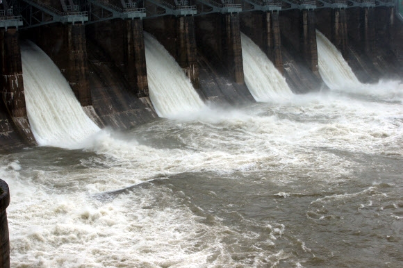 북한강 수계 댐 수위조절…춘천댐 수문 방류