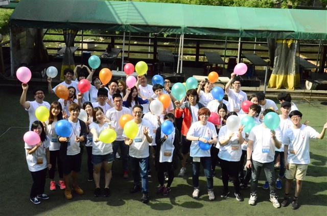 지난 5월 가케하시의 한국인, 일본인 학생 50여명이 경기 가평군 대성리로 떠난 캠프의 기념사진. 가케하시 제공