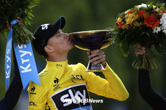 영국의 크리스 프룸이 26일(현지시간) 막을 내린 ‘투르 드 프랑스(Tour de France)’에서 종합 우승을 차지한 수 트로피에 입을 맞추고 있다. ⓒ AFPBBNews=News1