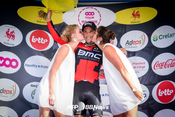 벨기에 사이클 선수 필리페 질베르트가 27일(현지시간) 벨기에 바스토뉴와 나뮈르 사이 구간을 통과하는 ‘투르 드 발로니에(Tour De Wallonie)’ 3구간에서 우승해 미녀들에게 축하를 받고 있다. ⓒ AFPBBNews=News1