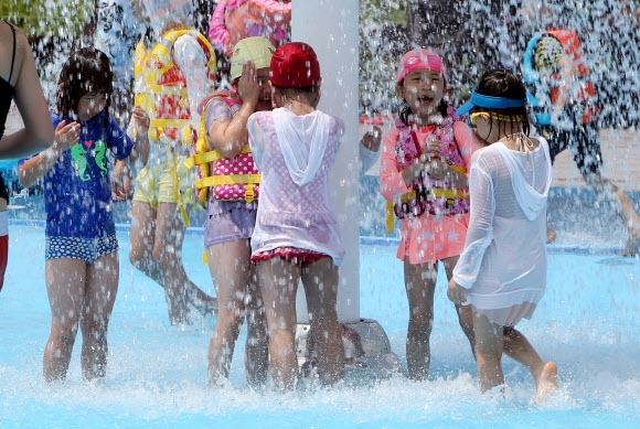 28일 오후 부산 사상구 삼락생태공원에 수영장이 개장해 어린이들이 물놀이를 즐기며 더위를 쫓고 있다. 연합뉴스