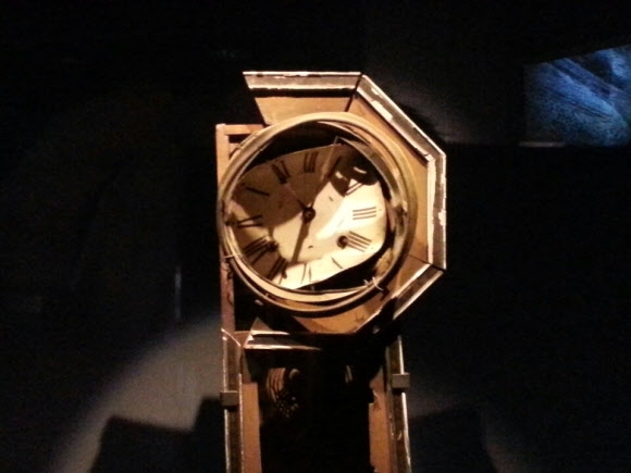 나가사키 원폭자료관에 전시된 ’멈춰버린 시계’