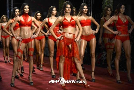 28일(현지시간) 콜롬비아 안티오키아 주 메데인에서 열린 콜롬비아의 브랜드 레오니자(Leonisa) 콜롬비아모다 패션쇼서 모델들이 작품을 선보이고 있다.<br>ⓒ AFPBBNews=News1