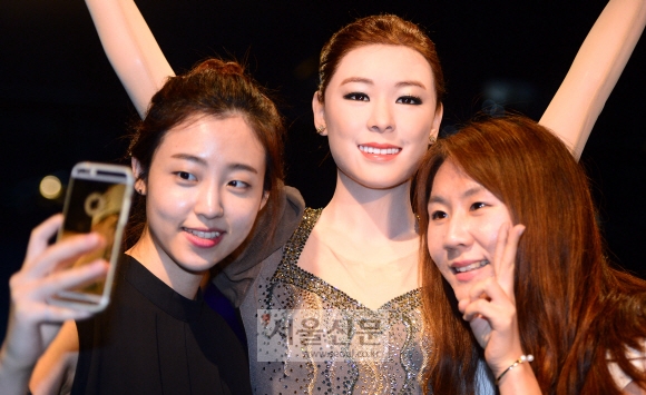 29일 서울 중구 그레뱅 뮤지엄에서 열린 밀랍인형 박물관 그레뱅 뮤지엄에서 시민들이 밀랍인형을 구경하고 있다. 133년 명성을 이어가고 있는 세계적인 밀랍인형 박물관인 프랑스 그레뱅 뮤지엄은 다양한 테마의 밀랍인형이 전시되어 많은 팬들과 여행객들의 사랑을 받고 있는 문화공간으로 오는 30일에는 아시아 최초이자 전세계에서 4번째로 서울에 그레뱅 뮤지엄이 개관한다.2015. 7. 29. 박윤슬 seul@seoul.co.kr 