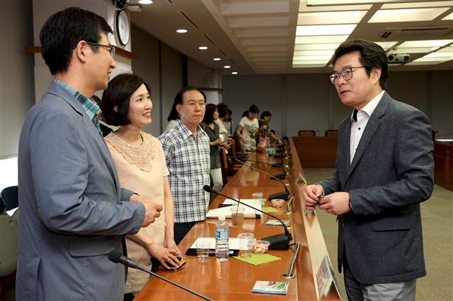 지난 28일 오전 성동구청에서 열린 교육세미나 ‘에듀톡톡’에서 정원오(오른쪽) 성동구청장이 대학별 입학사정관들과 대화를 나누고 있다.  성동구 제공